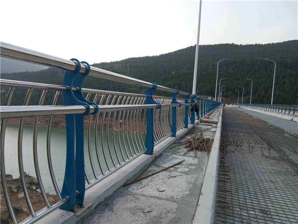 潮州不锈钢桥梁护栏的特点及其在桥梁安全中的重要作用